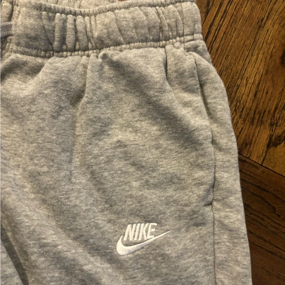 Nike Kids Gray Sweatpants - size small